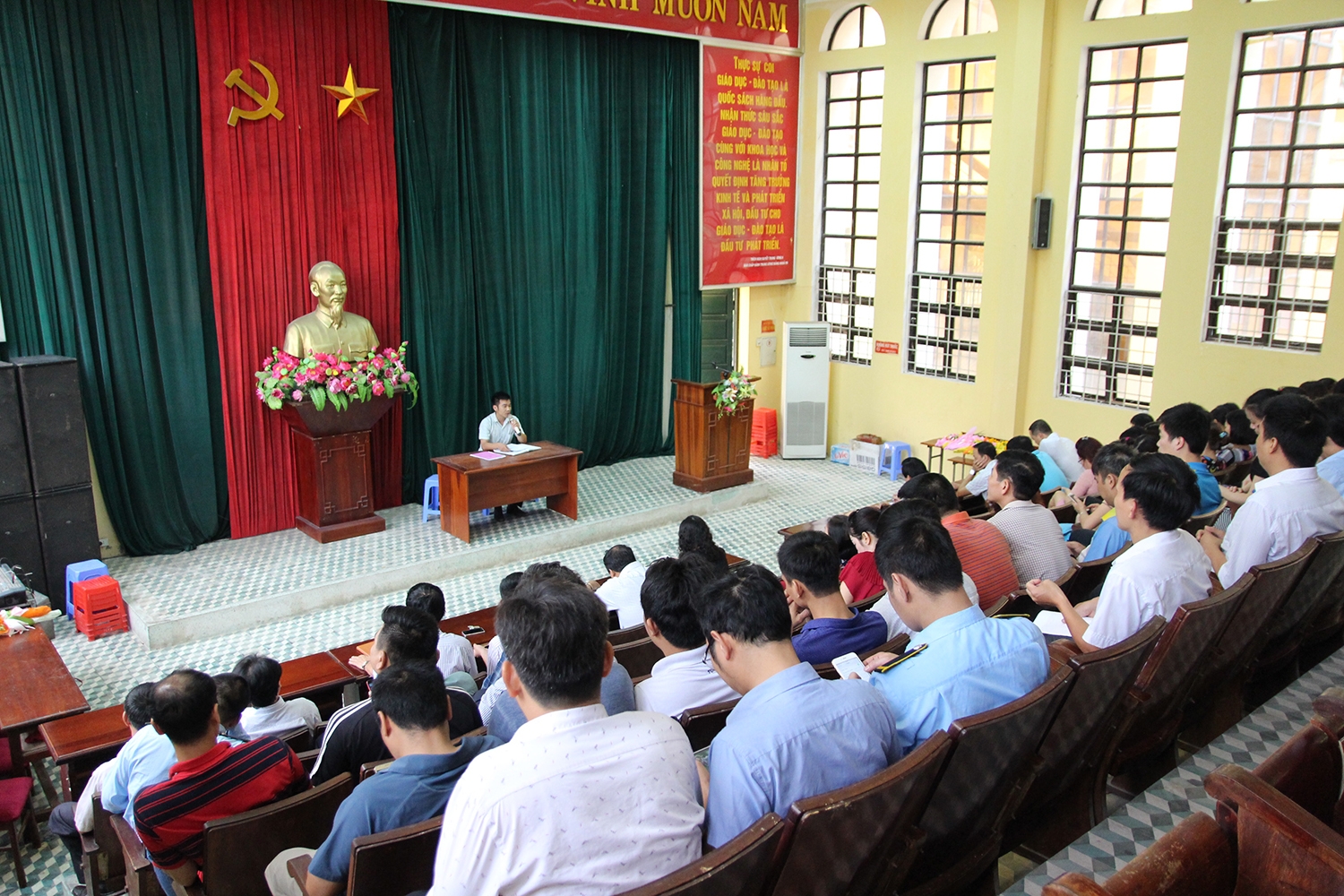 Quang cảnh hội nghị sơ kết công tác và phát động thi đua chào mừng Đại hội công đoàn các cấp của Công đoàn bộ phận hành chính trường Đại học sư phạm TDTT Hà Nội